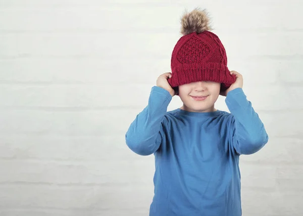 Roligt barn med vinter hatt — Stockfoto