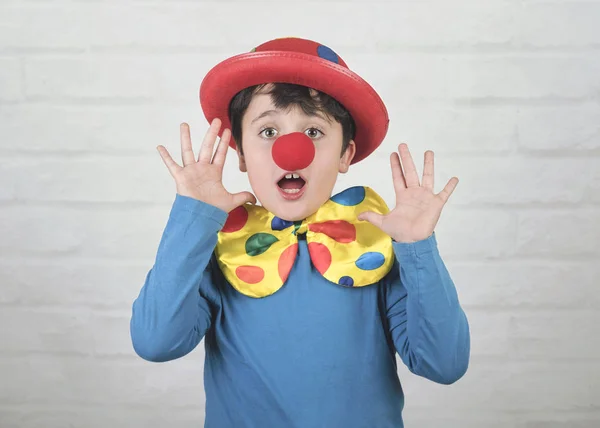 Śmieszne dziecko z nosem klauna i kapeluszem — Zdjęcie stockowe