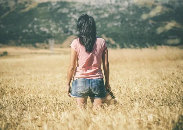 Jovem atenciosa no campo de trigo — Fotografia de Stock