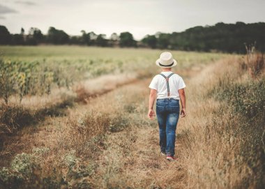 Düşünceli yürüyen bir çocuğun arka planı.