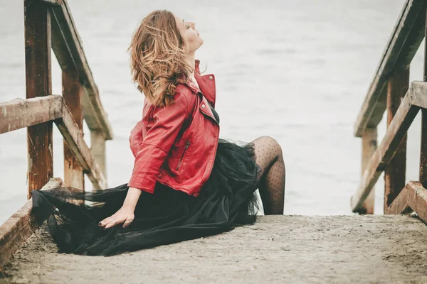 Pensiv ung kvinna som sitter på golvet — Stockfoto