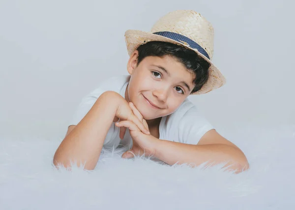 Šťastný Dítě Usmívá Kameru Bílém Pozadí — Stock fotografie