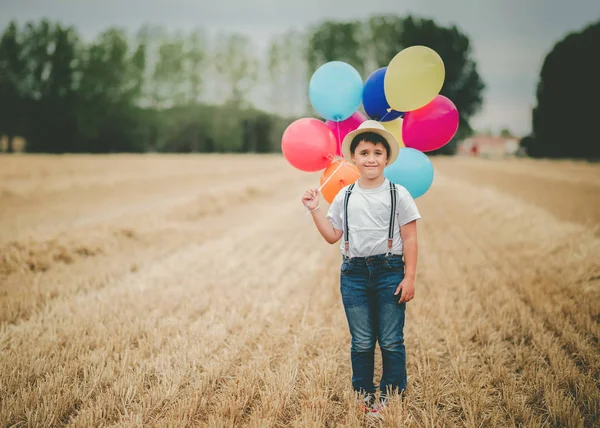 Criança Feliz Com Balões Campo Livre — Fotografia de Stock