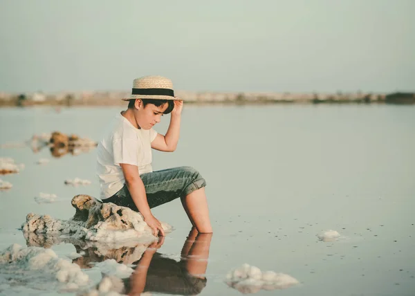 Chico Triste Pensativo Sentado Playa Aire Libre — Foto de Stock