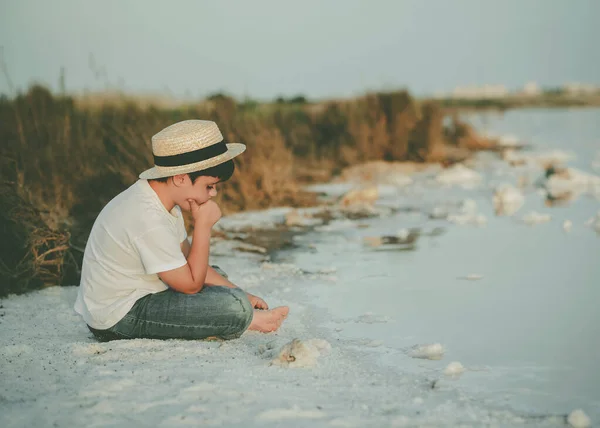 Triest Duur Kind Zitten Het Strand Buiten — Stockfoto