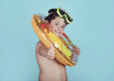 kayan nokta ring üzerinde mavi arka plan ile gülümseyerek mutlu bir çocuk