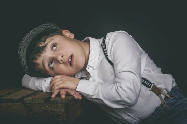 Pensive Kind Auf Schwarzem Hintergrund — Stockfoto