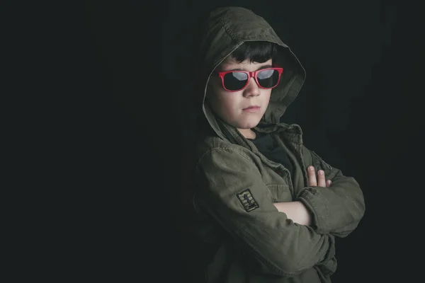 Niño Triste Con Gafas Sol Fondo Negro — Foto de Stock