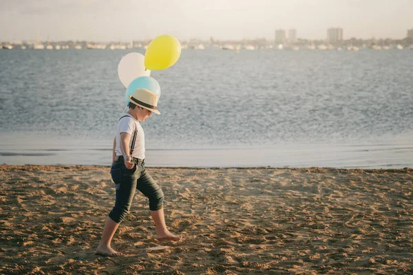 Niño Pequeño Con Globos Colores Caminando Por Playa — Foto de Stock