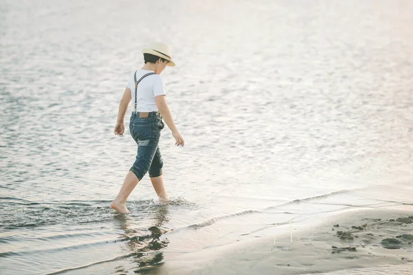Niño Caminando Por Playa Aire Libre — Foto de Stock