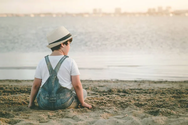 Πλάτη Άποψη Ενός Παιδιού Pensive Κάθεται Στην Παραλία Εξωτερική — Φωτογραφία Αρχείου