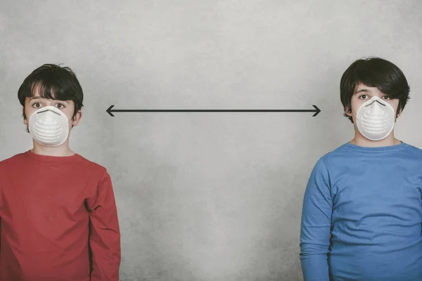 Коронавірус Двоє Дітей Маскою Обличчя Підтримують Соціальне Дистанціювання Щоб Запобігти — стокове фото