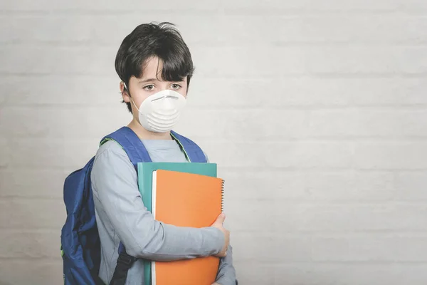 Coronavirus Sad Barn Med Medicinsk Mask Och Maskryggsäck Över Tegel — Stockfoto