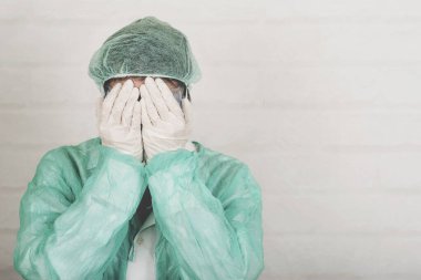 Coronavirus.Sad sağlık çalışanı doktor tuğla arka planda covid 19 için ağlıyor