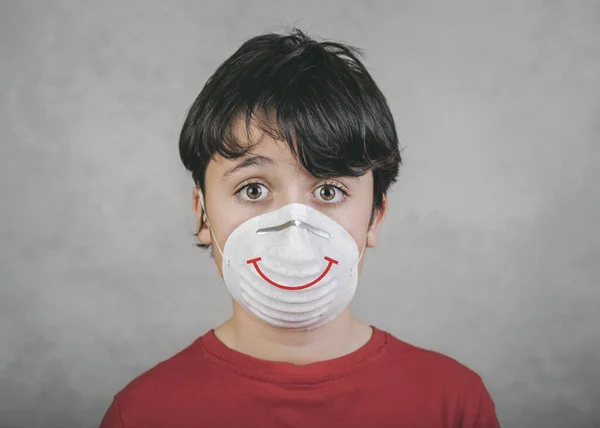 Дитина Медичній Масці Коронавірусу Витягнутою Посмішкою Над Сірим Фоном — стокове фото
