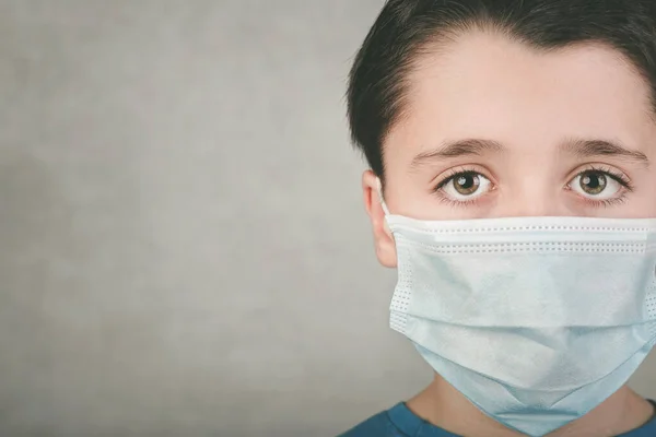 Coronavirus Närbild Barn Bär Medicinsk Mask Över Grå Bakgrund — Stockfoto