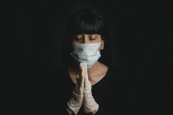 Young Woman Wearing Medical Mask Coronavirus Hands Clasped Together Praying — Stock Photo, Image