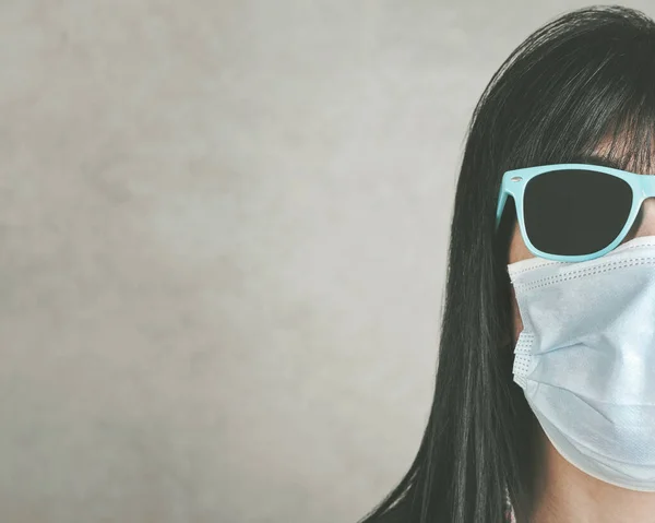 Kvinna Bär Medicinsk Mask För Coronavirus Med Solglasögon Över Grå — Stockfoto