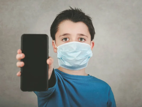 Dítě Nosí Lékařskou Masku Smartphonem Přes Šedé Pozadí — Stock fotografie