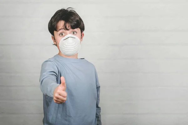 Coronavirus Kid Med Medicinsk Mask Visar Tummen Upp Över Tegel — Stockfoto