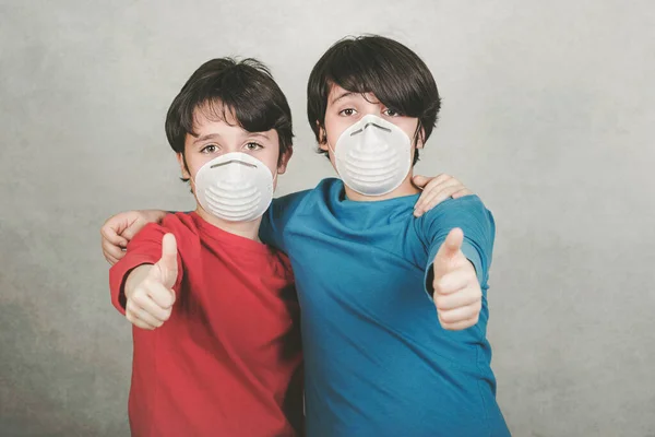 Coronavirus Two Enfants Avec Masque Facial Montrant Pouce Vers Haut — Photo