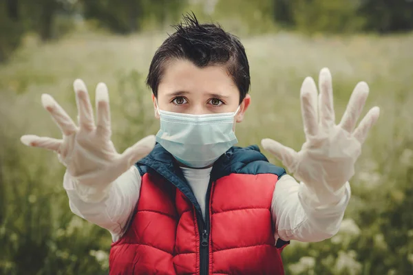 Närbild Barn Bär Medicinsk Mask Sprider Händerna Upp Utomhus — Stockfoto