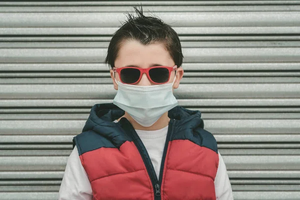 Unge Bär Medicinsk Mask För Coronavirus Med Solglasögon Gatan — Stockfoto