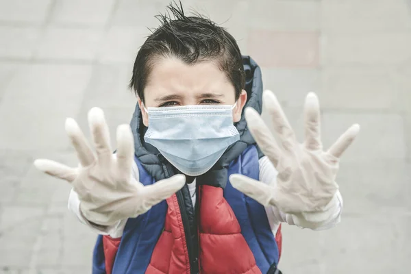 Närbild Barn Bär Medicinsk Mask Sprider Händerna Upp Utomhus — Stockfoto