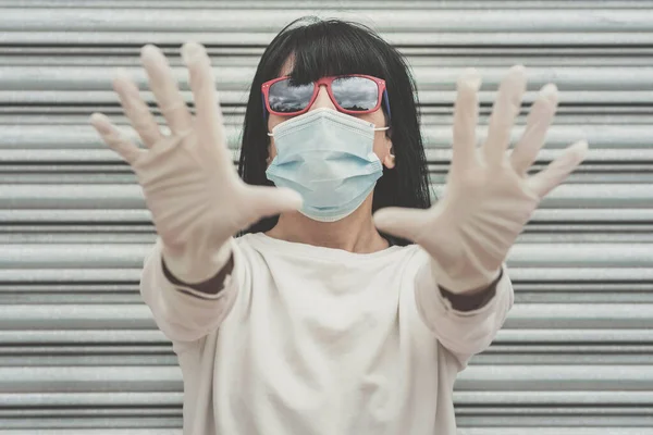 Kvinna Bär Medicinsk Mask För Coronavirus Med Solglasögon Sprider Händerna — Stockfoto