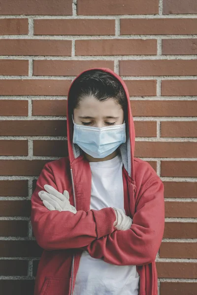 Coronavirus Ledsen Unge Bär Medicinsk Mask Utomhus — Stockfoto