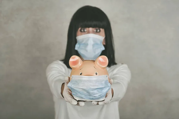 Mujer Con Máscara Médica Para Coronavirus Con Una Hucha Sobre — Foto de Stock