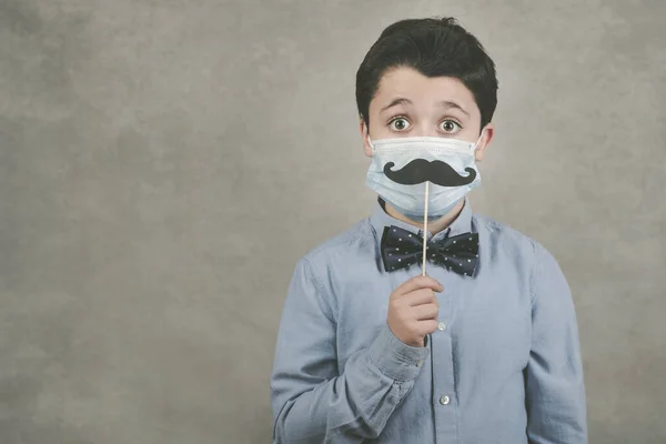 Kind Met Medisch Masker Valse Snor Stok Grijze Achtergrond — Stockfoto