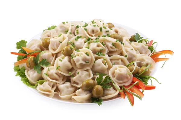 Mantı. Beyaz arka plan kesme izole plaka üzerinde Rus mantı