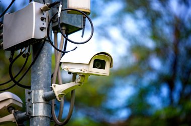 Duvardaki binanın veya açık güvenlik Cctv kamera veya gözetim sistemi düşük açılı görünüş