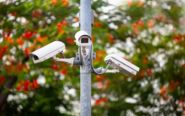 建物や屋外の壁にセキュリティ Cctv カメラや監視システムの低角度のビュー — ストック写真