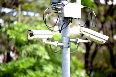 Duvardaki binanın veya açık güvenlik Cctv kamera veya gözetim sistemi düşük açılı görünüş