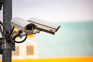 Duvardaki binanın veya açık güvenlik Cctv kamera veya gözetim sistemi düşük açılı görünüş