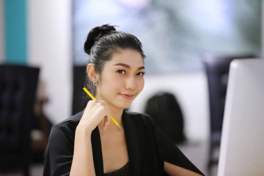 Dizüstü bilgisayar kullanarak iş kadını fotoğrafı.