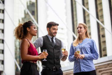Şehir Konsepti 'nde yaya köprüsünde yürüyen İş Adamları Profesyoneli akıllı iş adamları arazi jesti giyer. Başarı konseptine ulaşılıyor.