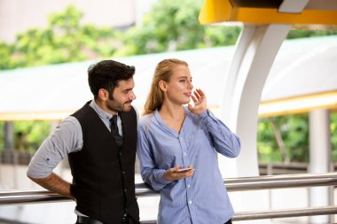 Sokakta cep telefonu olan genç bir çift.