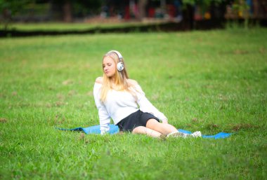 Parkta poz veren sarışın beyaz kız..