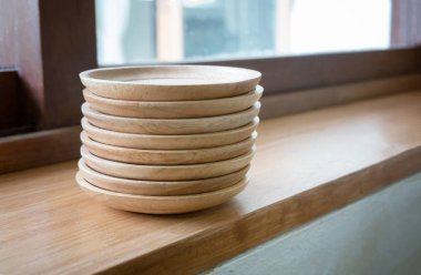 Ahşap pencere pervazında seramik tabaklar.