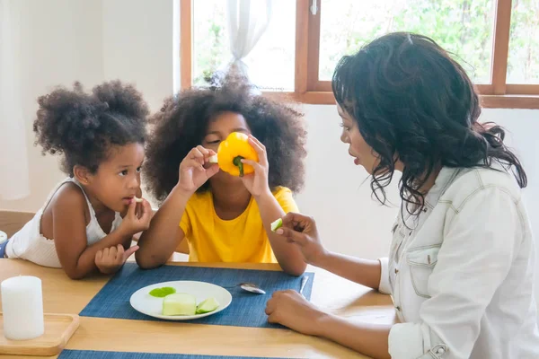 Feliz Familia Multiétnica Sentados Sofá Juntos Mirando Libro Dibujo Hija — Foto de Stock