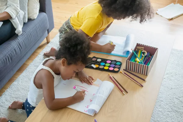 Feliz Familia Multiétnica Sentados Sofá Juntos Mirando Libro Dibujo Hija — Foto de Stock