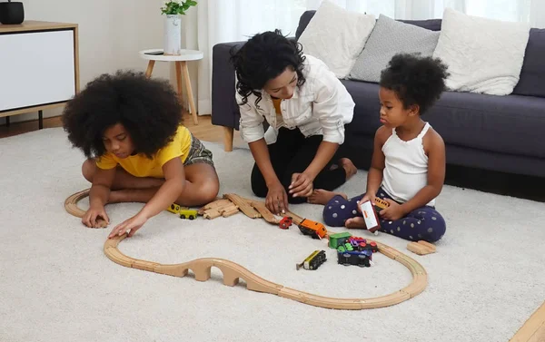 Feliz Familia Multiétnica Sentados Sofá Juntos Mirando Libro Dibujo Hija — Foto de Stock