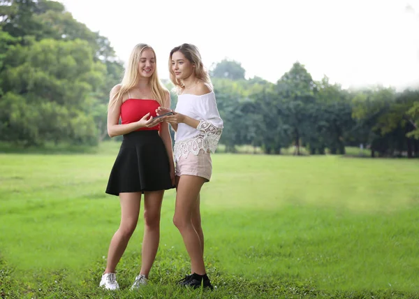 Jovens Mulheres Desfrutando Sol Parque — Fotografia de Stock