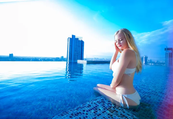 年轻女子白色比基尼享受阳光 瘦小女子模特穿着白色比基尼在游泳池边 — 图库照片