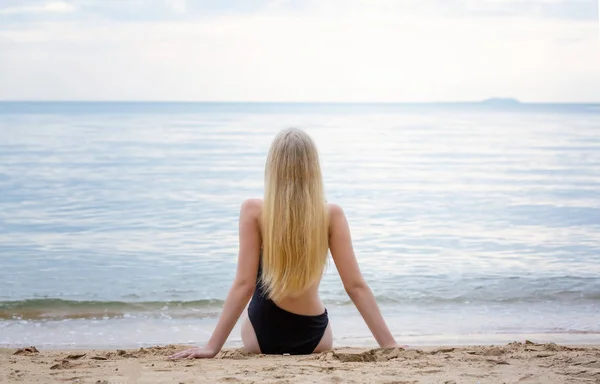 Bakifrån Ung Kvinna Svart Bikini Tropisk Strand Tittar Kameran Vacker — Stockfoto