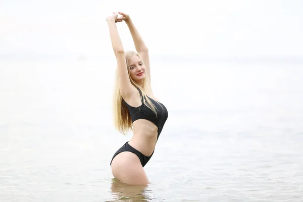 Ung Kvinna Vit Bikini Njuter Sol Smal Ung Flicka Modell — Stockfoto