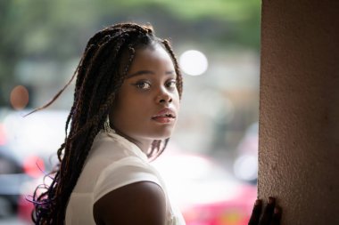 Caddeye karşı kıvırcık saçlı Afro-Amerikan portresi